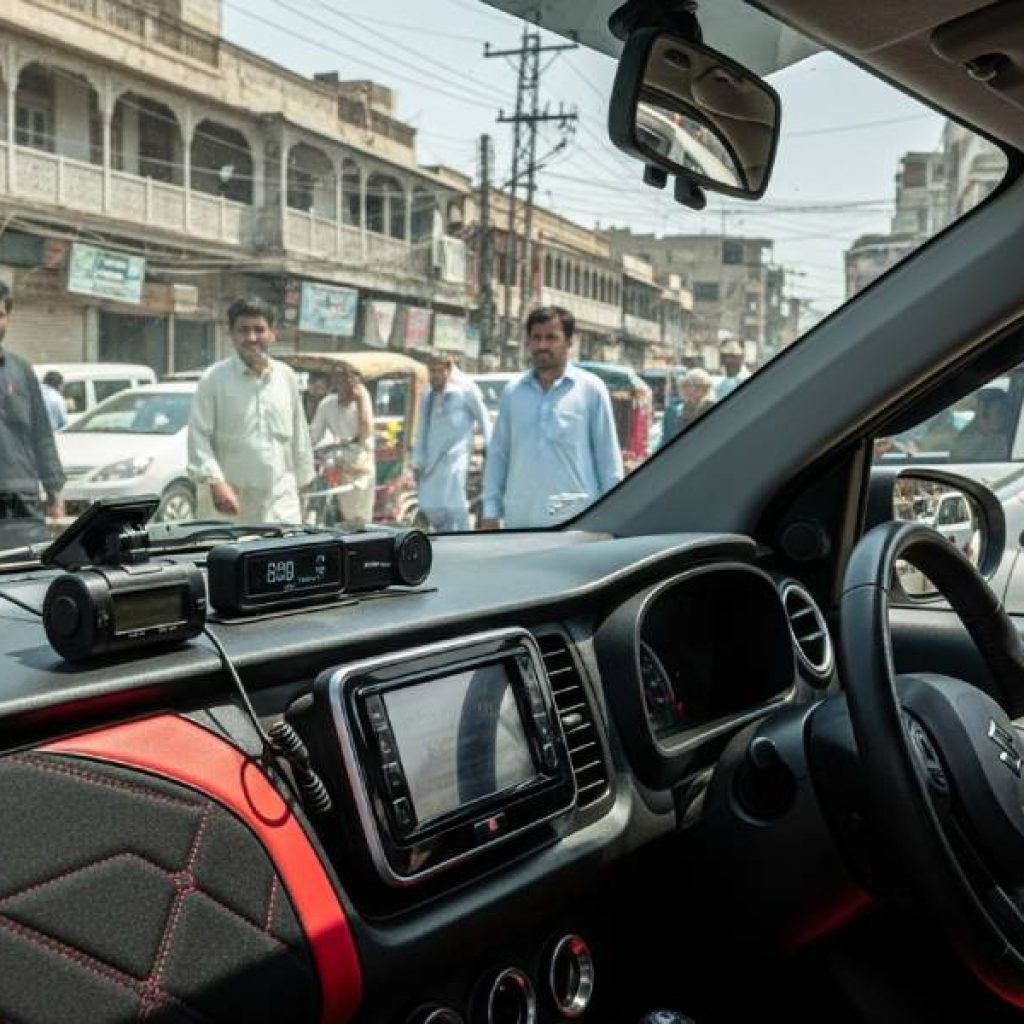 Best gari ki cheezain Pakistan 2025 hero image showing Suzuki Alto with top accessories on Lahore street